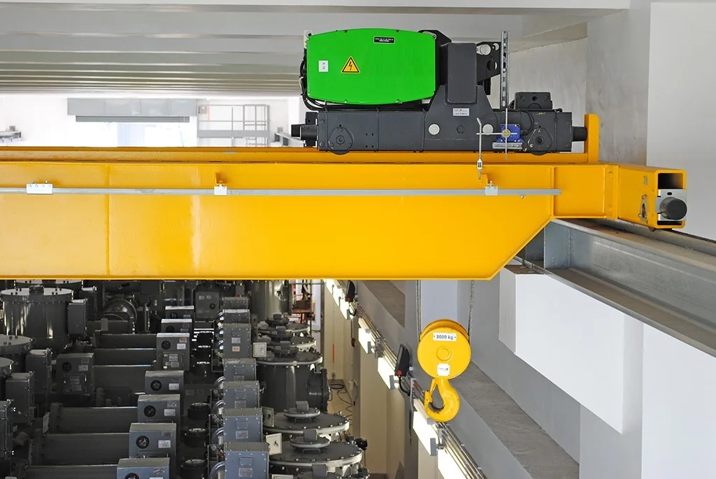 Zweiträgerlaufkran mit AS-Seilzug in der Halle