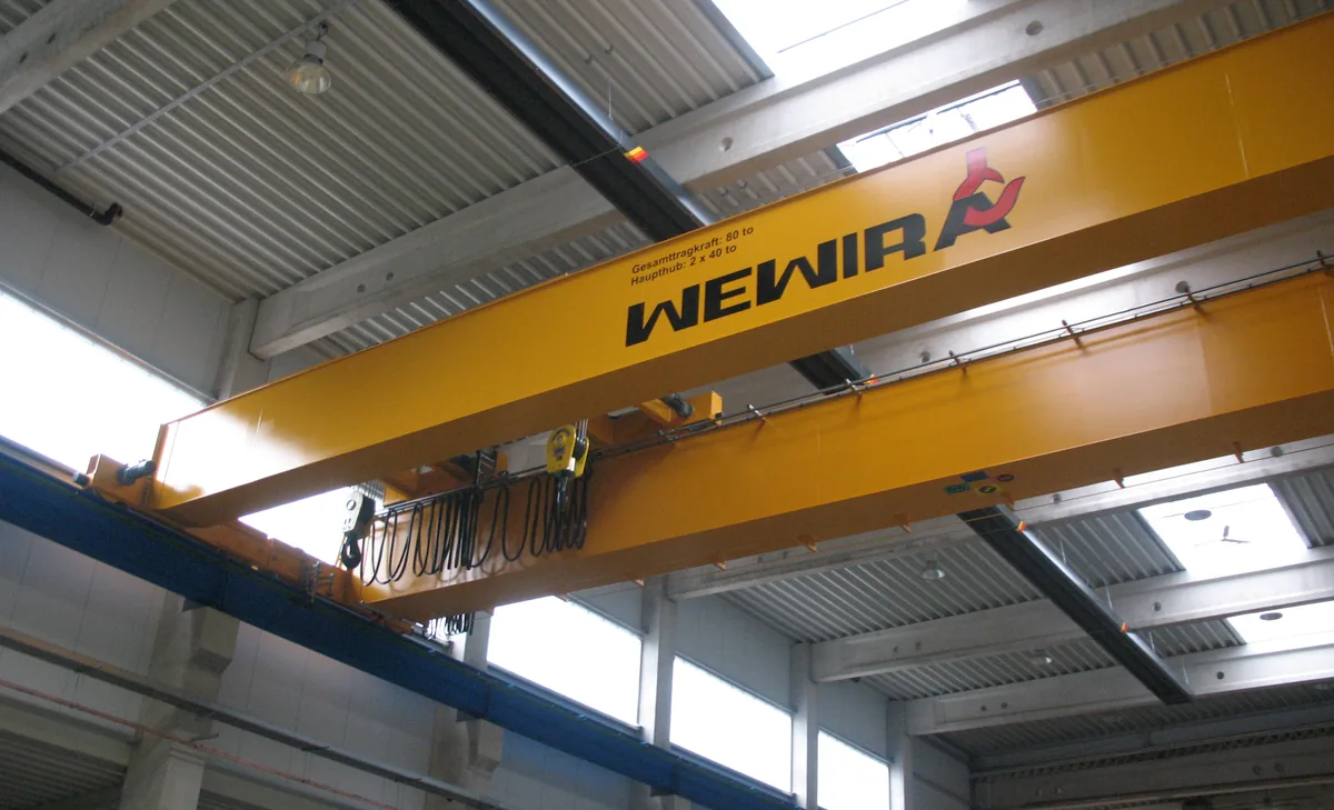 WEWIRA Zweiträgerlaufkran in einer Industriehalle