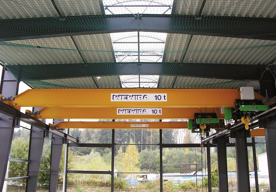 WEWIRA Einträgerlaufkran in einer Produktionshalle